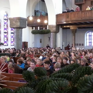 w-godi-publikum Montessori-Schulzentrum Leipzig - Neuigkeiten - Schüler gestalten Weihnachtsgottesdienst